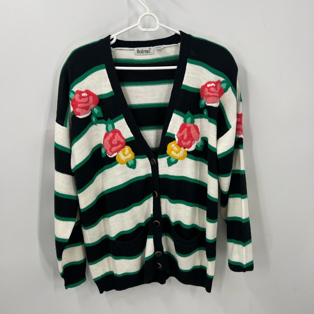 That’s me vintage embroidered floral print button front cardigan sweater L